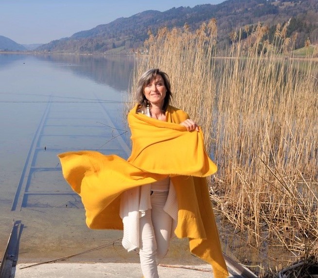 Annett Spörl beim Tanzen am See