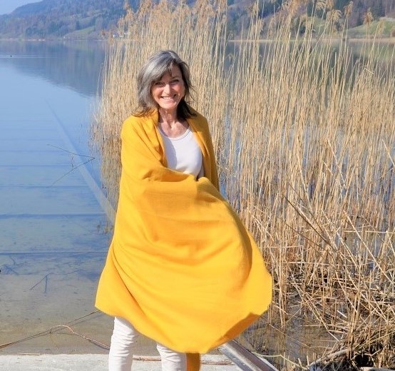 Annett Spörl beim Tanzen am See mit gelben Tuch